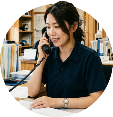 電話を受け取る女性スタッフ